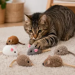 Gato jugando con ratones de peluche interactivos con catnip y texturas suaves, 
                          ideales para estimular el instinto de caza felino.